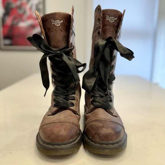 Dr. Martens 1914 Triumph Brown Fold-over Lace-Up Boots - Picture 3 of 14